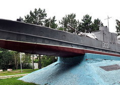 Памятник бронекатеру и морякам-амурцам в Хабаровске