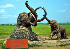 Скульптура "Мамонты" на трассе Р-255 «Сибирь» под Мальтой в Иркутской области