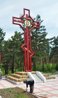 Монумент и поклонный крест в память воина Евгения Родионова в Забайкалье