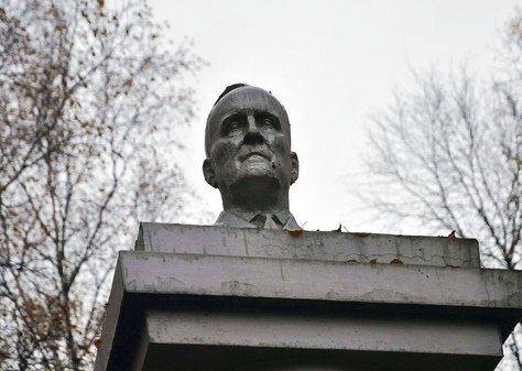 Памятник почетному гражданину Белозерска Георгиевскому П.К. на Вологодчине