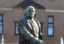 Памятник В.И.Ленину в наполеоновской треуголке в Выборге