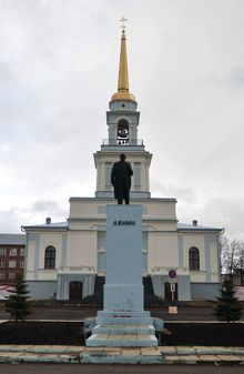 Памятник В.И.Ленину в Воткинске (республика Удмуртия) на фоне Благовещенского собора