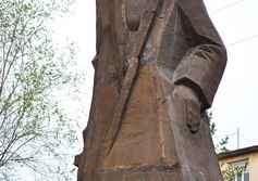 Памятник выдающемуся геологу И.Л.Рудницкому в Новотроицке Оренбургской области 