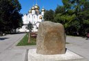 Памятный камень на месте основания Ярославля