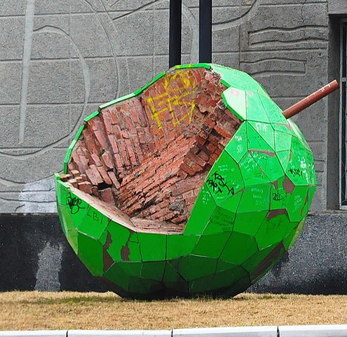 Скульптура "Яблоко" - концептуальное произведение из кирпича в Перми