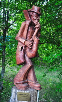 Свободный джаз на бензопилах скульпторов Александра Горшкова и Вячеслава Нольфина в Чите.