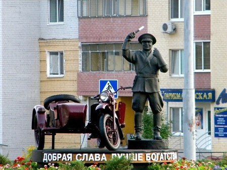 Памятник работнику ГАИ на мотоцикле.