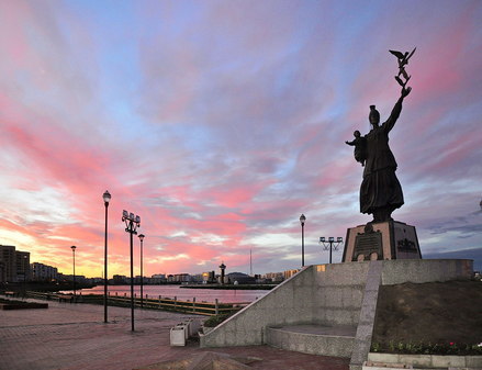 Монумент и площадь матери в Якутске