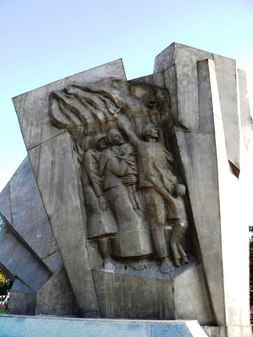 Мемориальный комплекс - братская могила 483 советских воинов