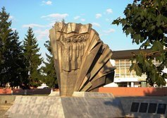 Мемориальный комплекс - братская могила 483 советских воинов