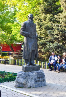 Памятник Льву Толстому в Оренбурге