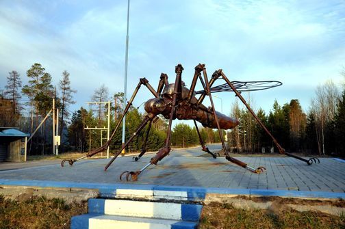 Памятник комару в Ноябрьске ЯНАО Тюменской области