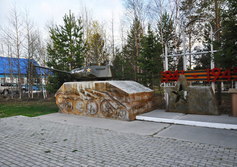 Не обычный танк-памятник и артиллерийское орудие в Ноябрьске ЯНАО