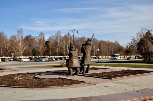 Памятник Робинзону Крузо и Пятнице в Тобольске