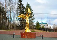 Памятник золотой богине с крылышками в Нягани ХМАО