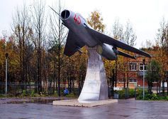 Памятник самолёту МИГ-19 в городе Полярные Зори Мурманской области