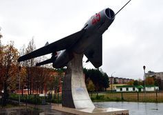 Памятник самолёту МИГ-19 в городе Полярные Зори Мурманской области