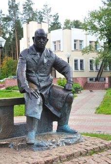 Памятник выдающемуся физику-экспериментатору М.Г. Мещерякову в Дубне