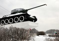 Танк Т-34 установленный на трассе около Демидова