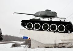 Танк Т-34 установленный на трассе около Демидова