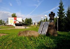 Памятная плита участникам ликвидации Чернобыльской аварии в Айкино республики Коми