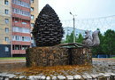 Фонтан-памятник сосновой шишке с белочкой в Сосногорске