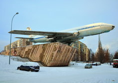 Памятник самолету Ту-104А