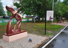 Памятник золотой птице гагара в Усинске