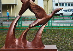 Памятник золотой птице гагара в Усинске