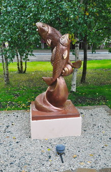 Памятник золотой рыбке в Усинске
