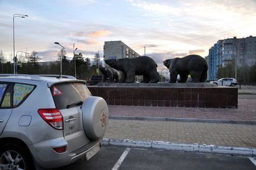 Памятник белым медведям в Ноябрьске ЯНАО