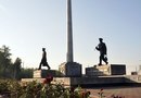 Памятник железнодорожникам и стела у въезда в город Лиски