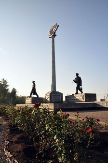 Памятник железнодорожникам и стела у въезда в город Лиски