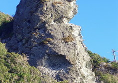 Каменные останцы-сказки чудовищ возле мыса Столбчатый на Кунашире