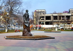 Комсомольские площадь и сквер в Корсакове Сахалинской области 
