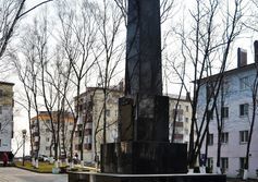 Мемориальный сквер и памятник советским морякам в Корсакове Сахалинской области