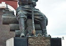 Памятник Бекетову и Монумент 375-летию вхождения Якутии в состав Российского государства