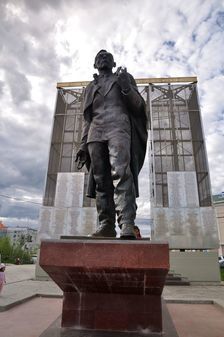 Памятник П.А.Ойунскому в Якутске