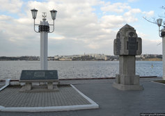 Памятные знаки в честь 220-летия Севастополя и Черноморского флота
