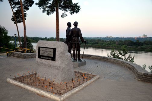 Памятник М.Горькому и Ф.Шаляпину в городе Бор Нижегородской губернии