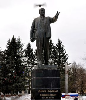 Памятник В.И. Ленину с улетевшей птичкой в Наро-Фоминске Московской губернии