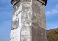 Старый японский маяк Ояманбецу возле угольного ковша в Новиково Сахалинской области