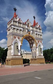 Триумфальная арка на набережной города Благовещенска