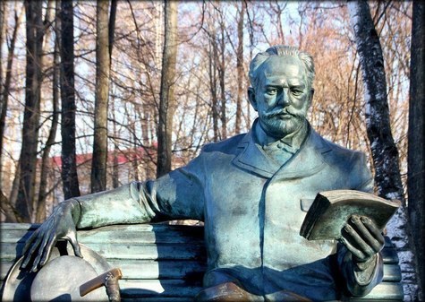 П.И. Чайковский у дома-музея композитора в Клину