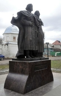 Памятник Петру и Февронии Муромским в Муроме Владимирской области