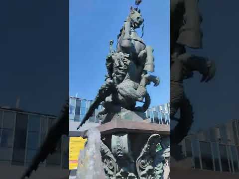 Фонтан со скульптурой Георгия-Победоносца на Комсомольской площади в Москве