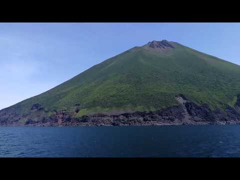 Вулкан Атсонупури на юго-западе острова Итуруп 