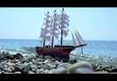 Видео о красивом кораблике на берегу моря!