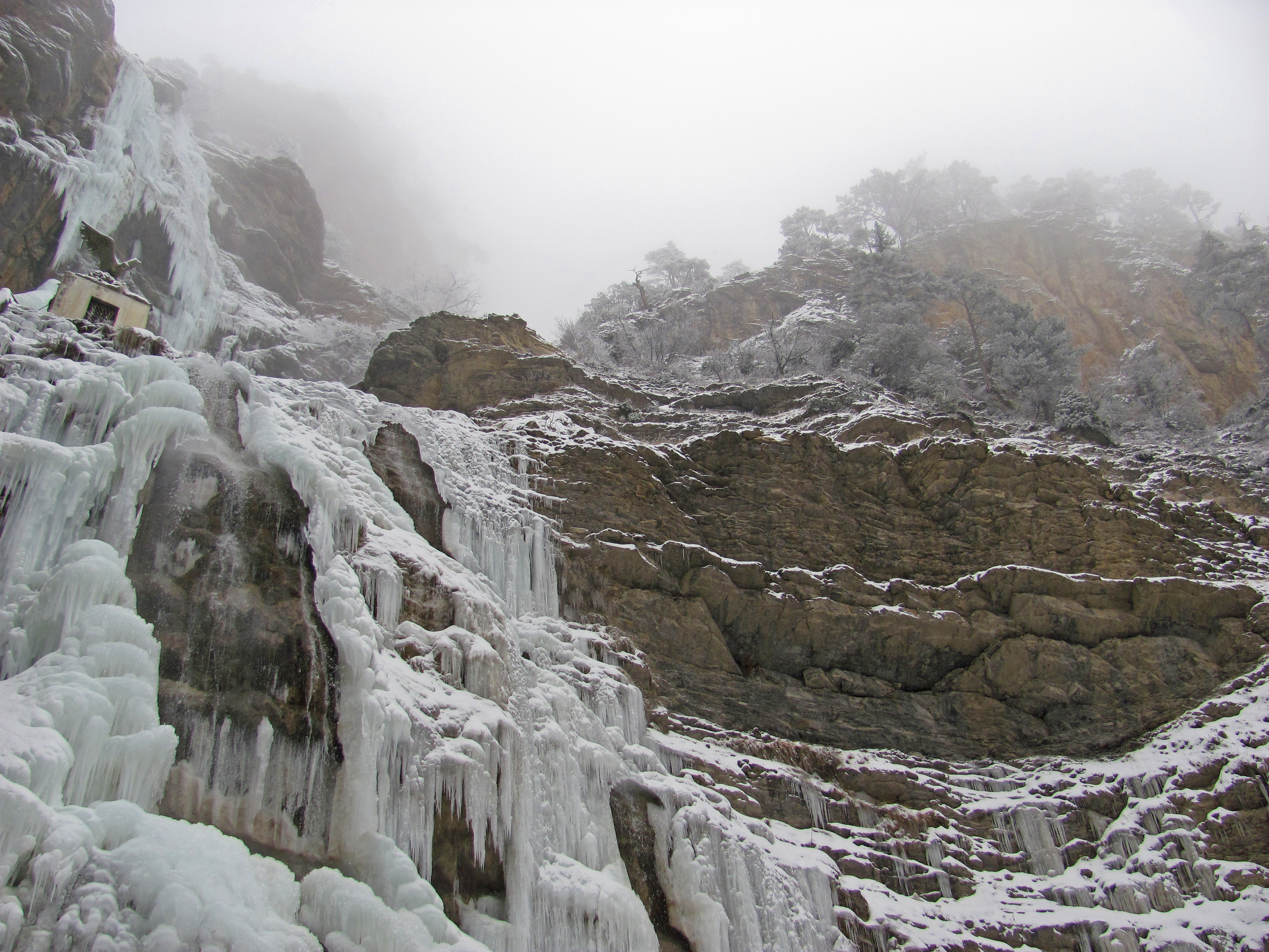 Водопад Алибек зимой