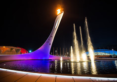 Фонтан и чаша Олимпийского огня